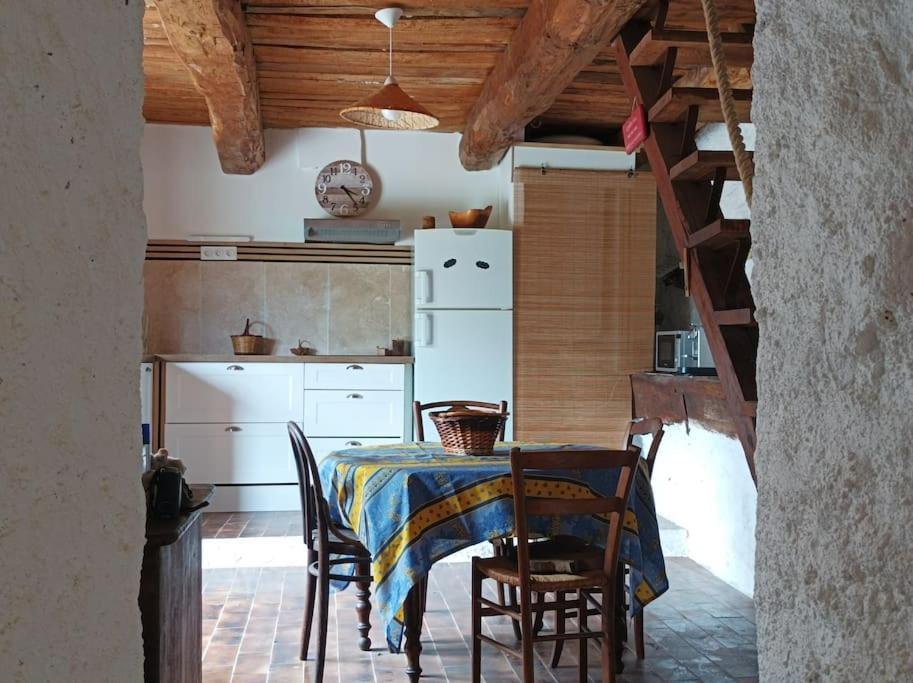 Maison De Caractere En Pierre Тригaнс Екстериор снимка